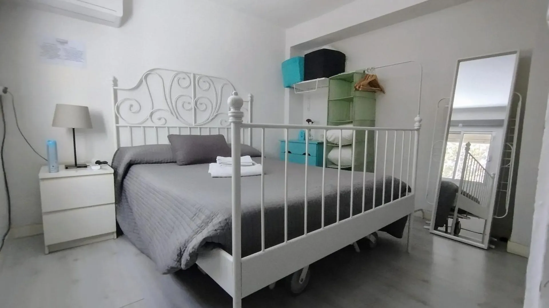Apartamento 1 Dormitorio Y Salon Con Sofa Cama Bien Comunicado Con El Centro Seville