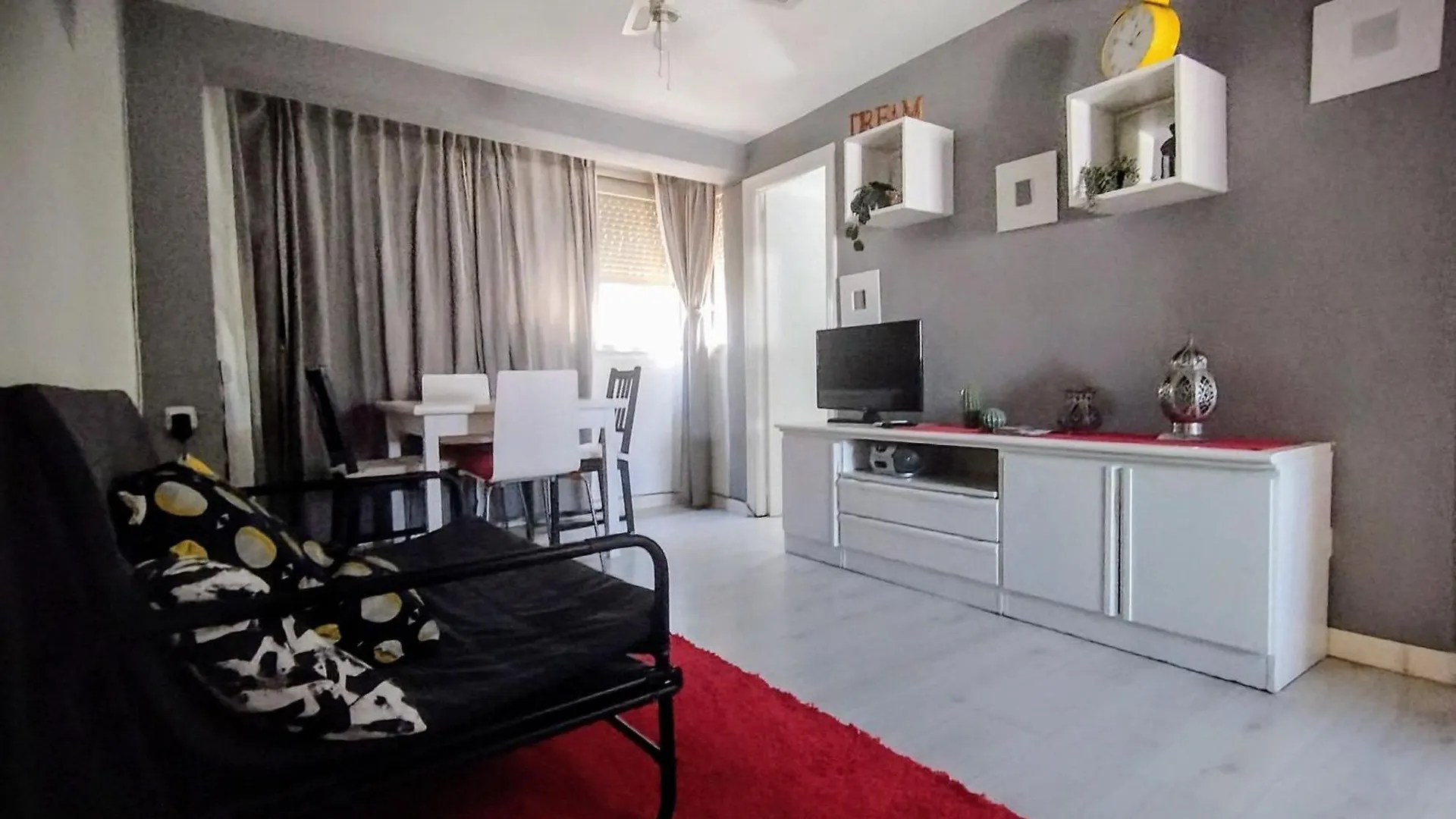 Apartamento 1 Dormitorio Y Salon Con Sofa Cama Bien Comunicado Con El Centro Seville Spain